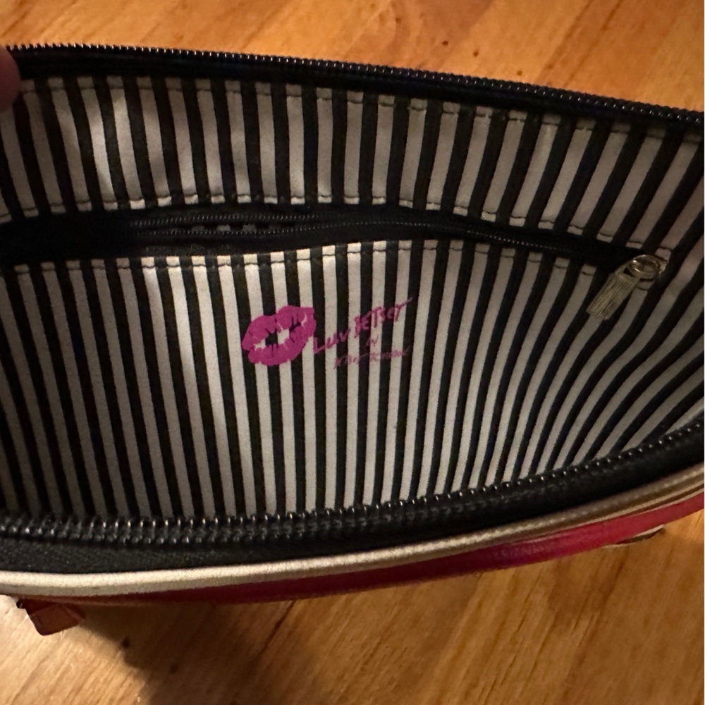 Betsey Johnson lip clutch with wristlet - Picture 4 of 6